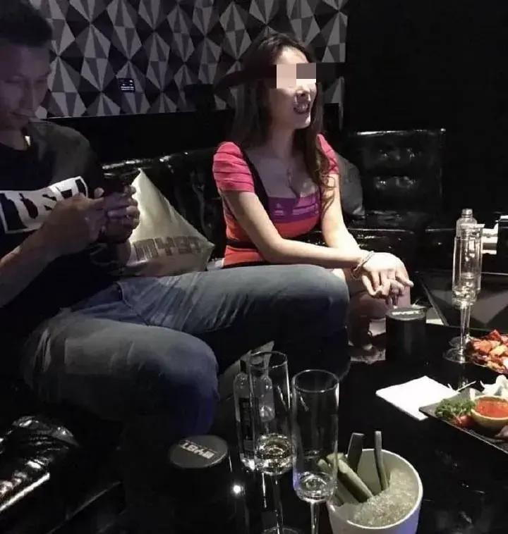 易建联24小时不回应！又曝出新合照！KTV内玩手机，旁边美女显眼，这场遮羞布他到