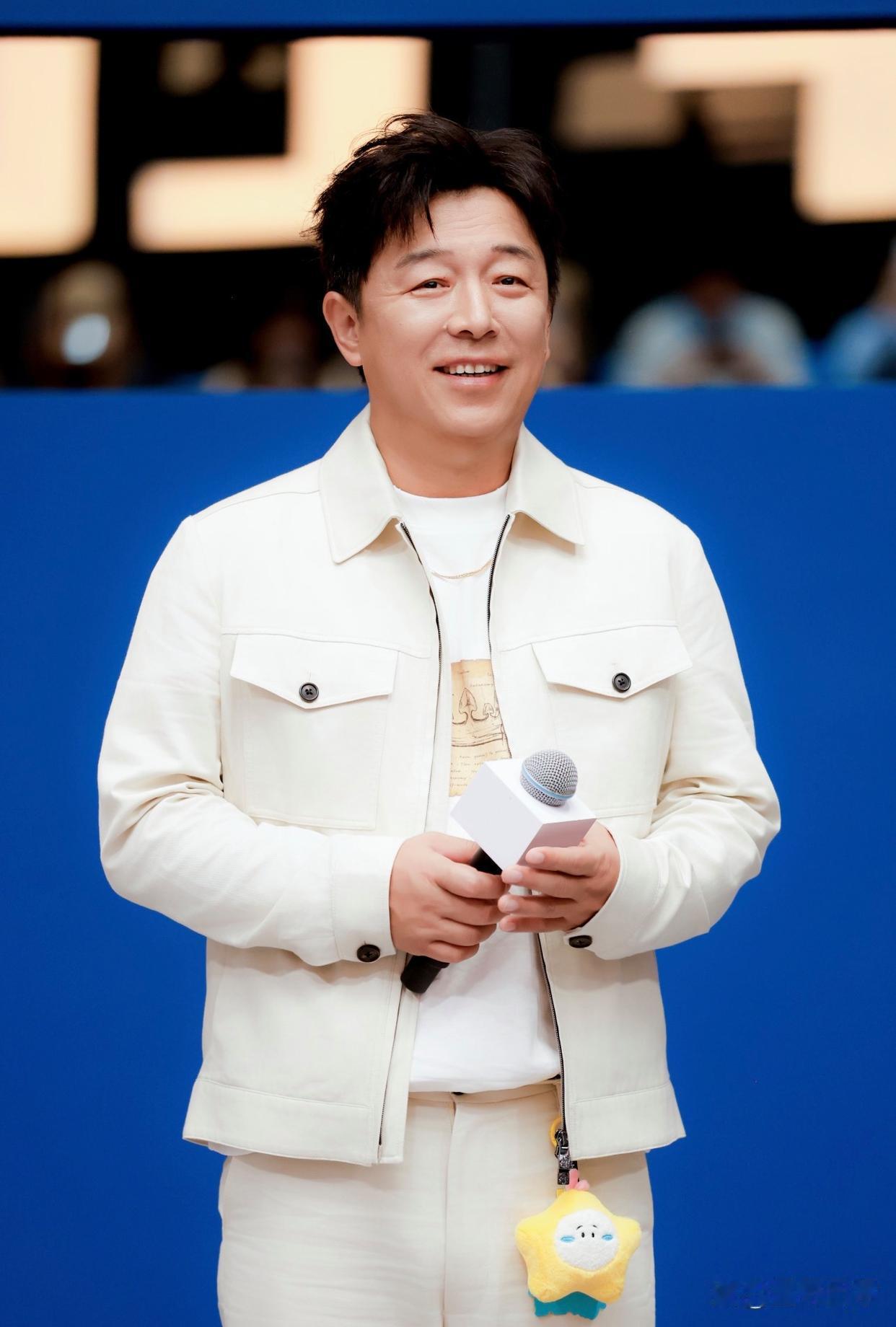 1. 黄渤如今状态近乎半退圈，平日里很热衷户外运动，重心放在调养身体上。2. 刘