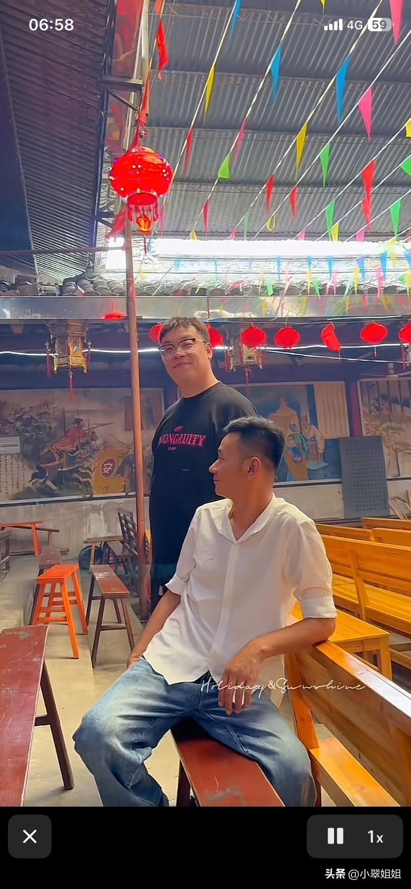 这是厉怀远妹妹拍的的两个哥哥嬉笑打闹的画面！
记得厉怀远调皮的笑着对哥哥说，我小