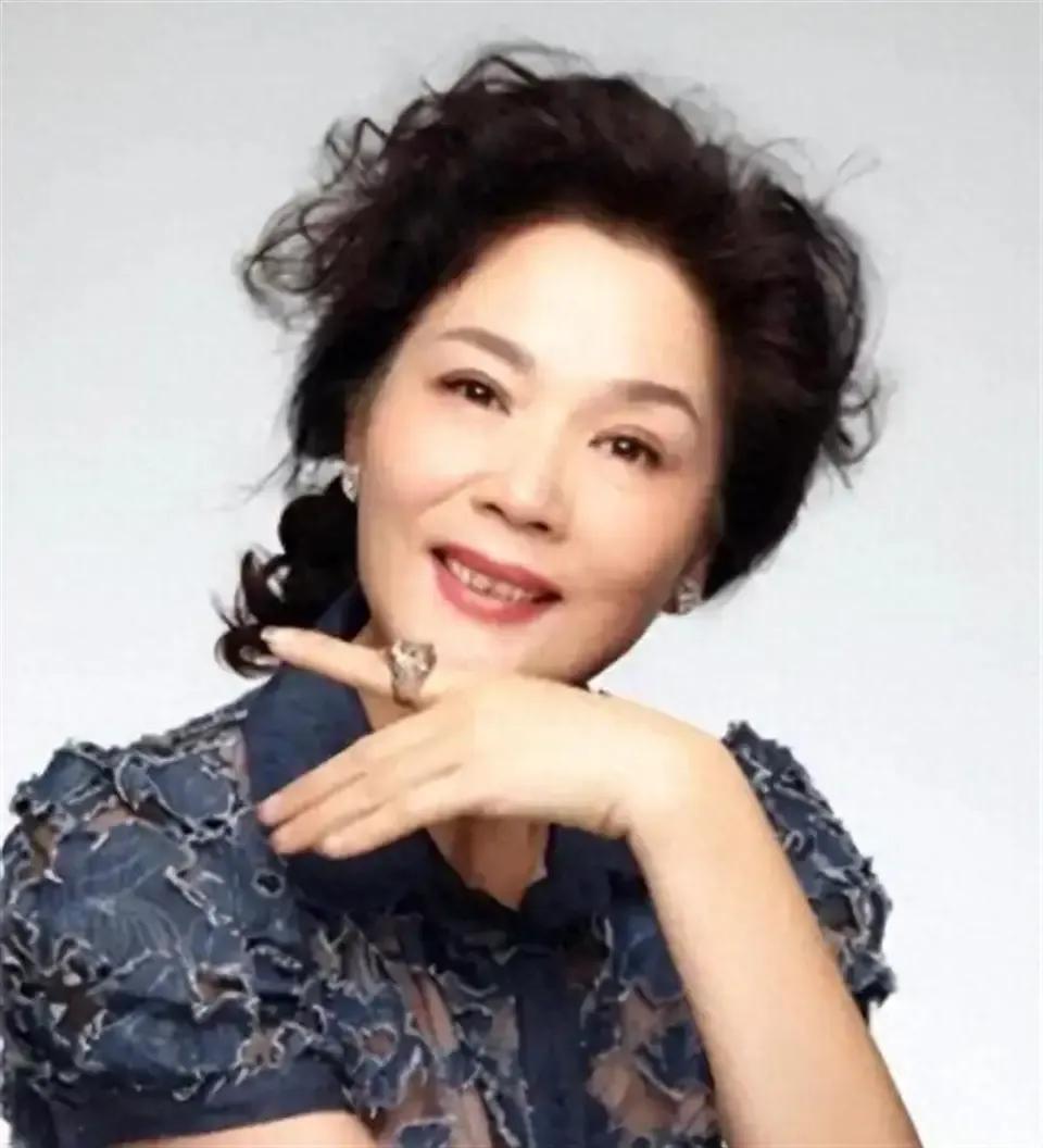 国家一级演员杨青的人生，比她演过的戏更令人动容。离婚23年，她与前夫仍住对门，前