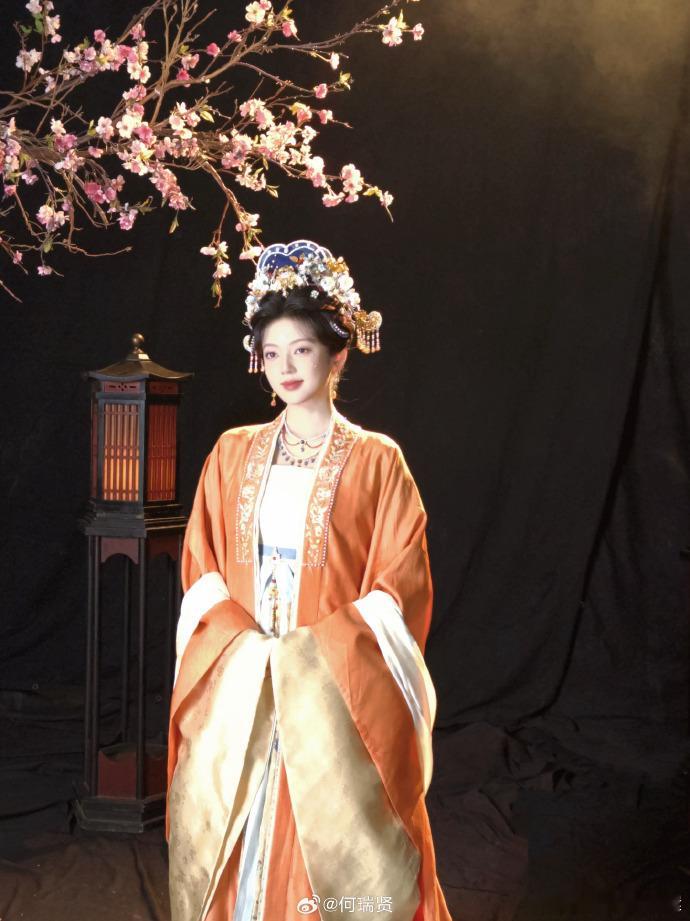 何瑞贤恰逢春古装美成啥了何瑞贤恰逢春古装美成啥了，完全人生妆造来的何瑞贤恰逢春人