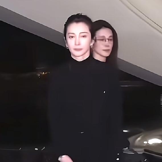 本以为李冰冰这几年已经出落得很厉害了，
不光星光熠熠，更有大老板的贵族气场。
结