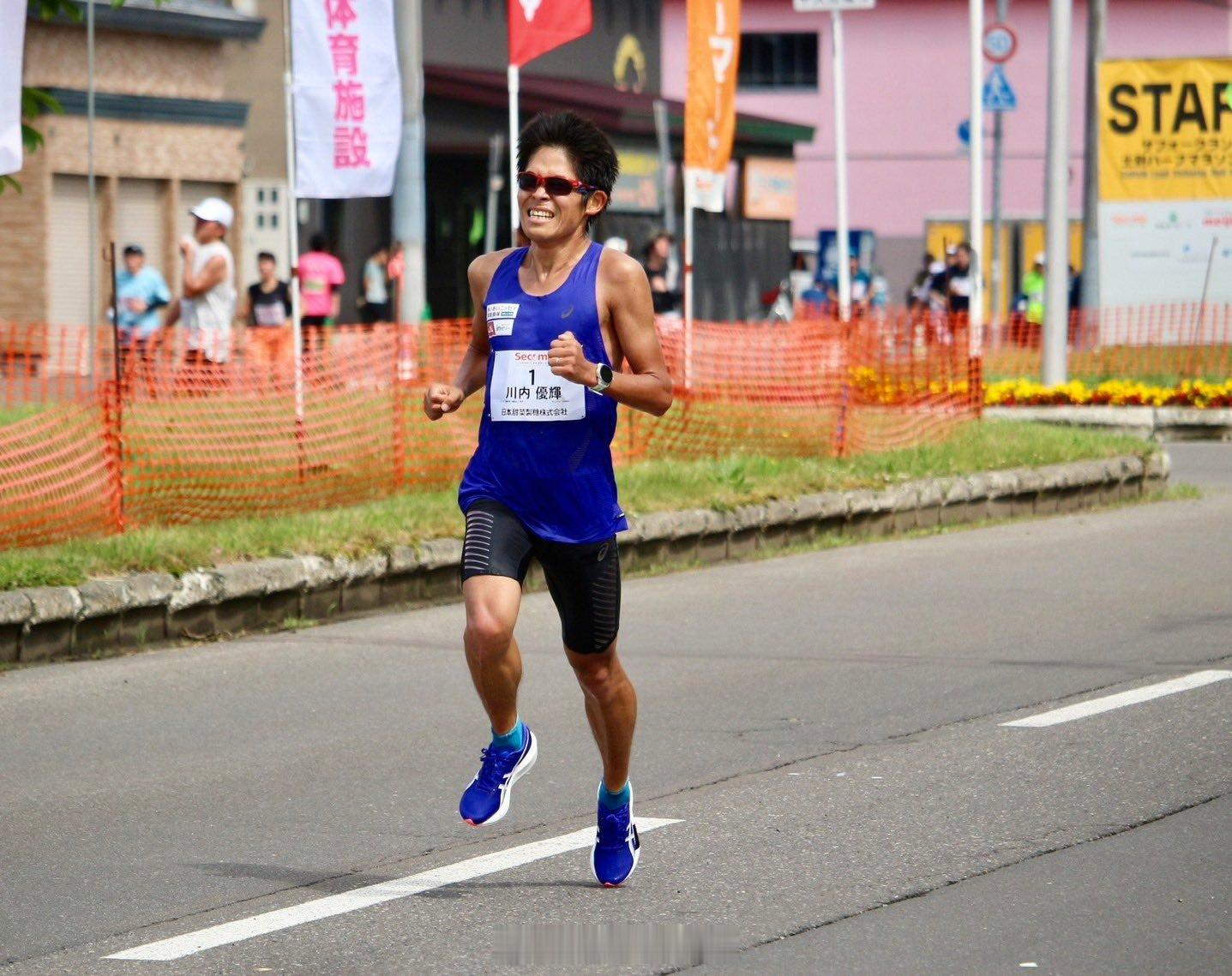 川内优辉刚完成了2026士别半程马拉松。1、这种完赛证书设计把一幅艺术作品当做重