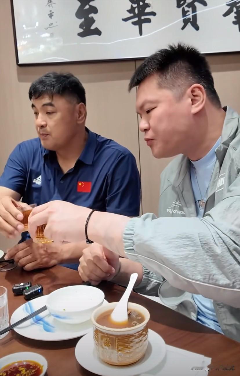 朱芳雨来到福建莆田，刘玉栋做东请他吃饭，刘玉栋说：不喝酒啊？我没带酒，你也没带酒