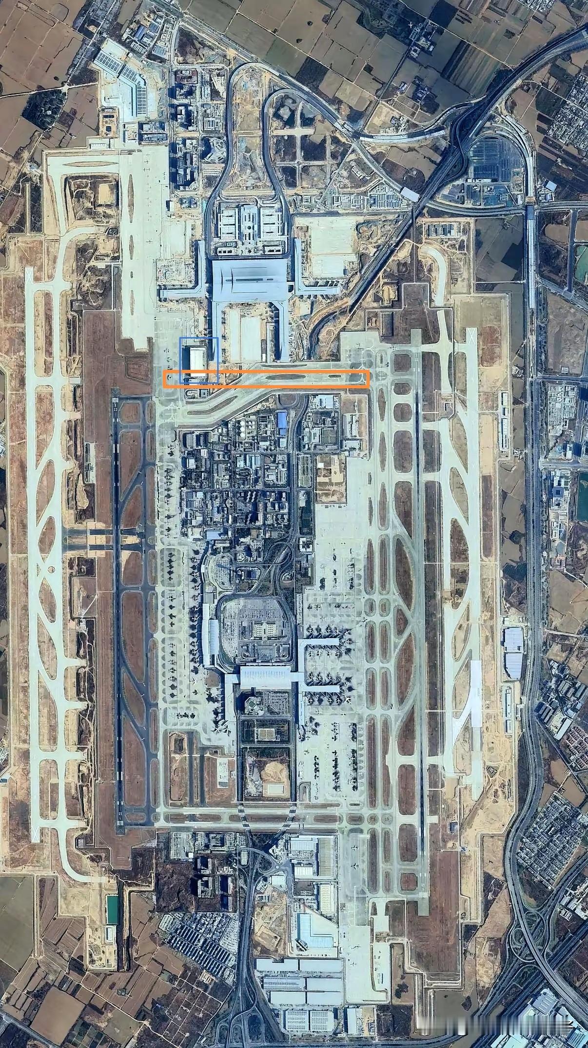 西安机场平面图

图中蓝色方框里应该是东航的修理车间，不知道为什么没有改建，导致