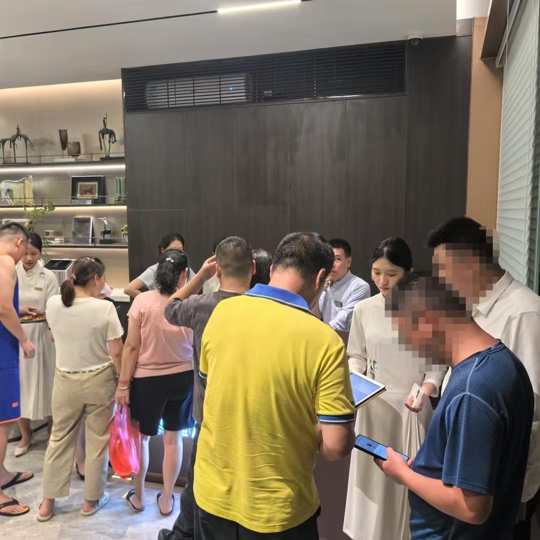 虽说大市场楼市低迷，但是泉州鲤城片区新项目建发鲤悦非周末时间来访咨询客户络绎不绝