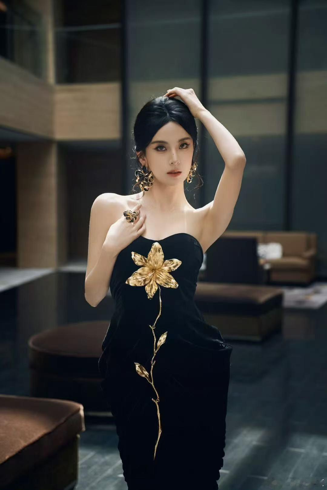短剧演员百花奖红毯 短剧演员终于走上了百花奖红毯，这一步走了很久但值得。被看见是