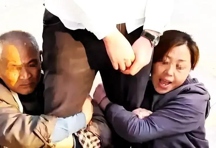 一大学生扶摔倒大爷被讹45万，父母卖房还钱，谁料，毕业典礼大爷却出现台上。 
 