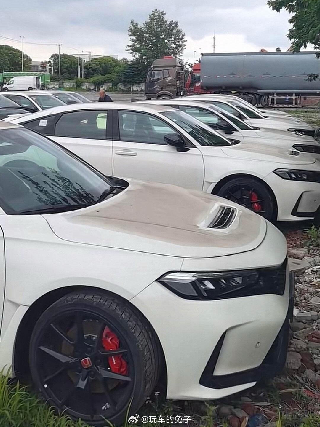 车商很郁闷，怎么这车35万落地，还是卖不动呢？买车的人也很疑惑，这车明明没啥人买