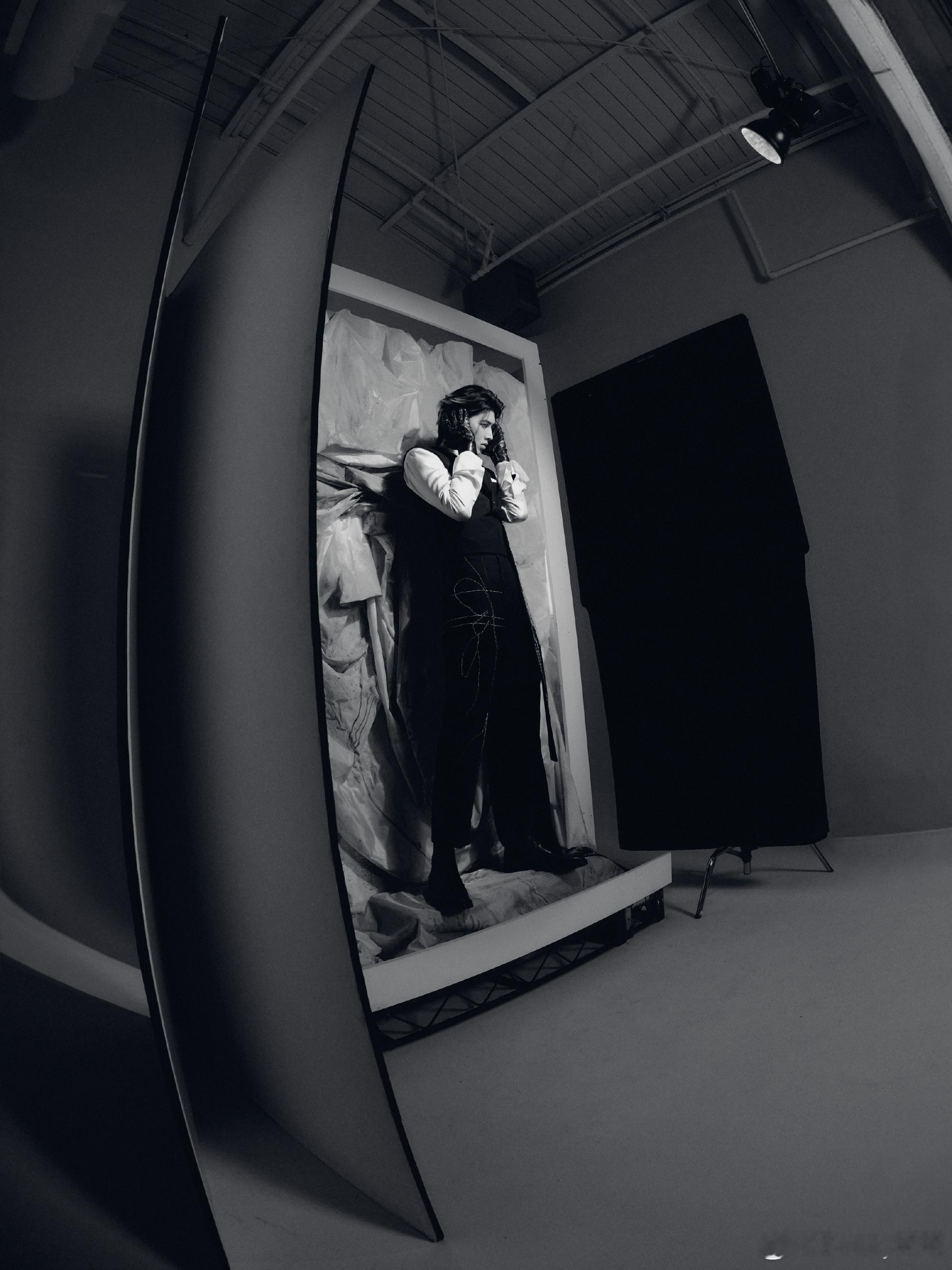 蔡徐坤MetGala红毯look 蔡徐坤的Met Gala造型通过独特的设计表达