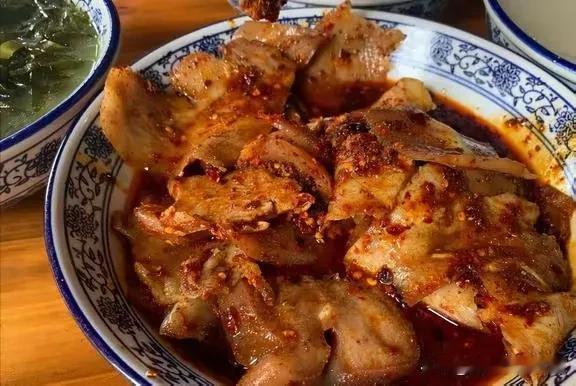 郫县传奇小吃店：两代人的大肉美味传承

在四川郫县这片美食的天堂里，有一家名不见