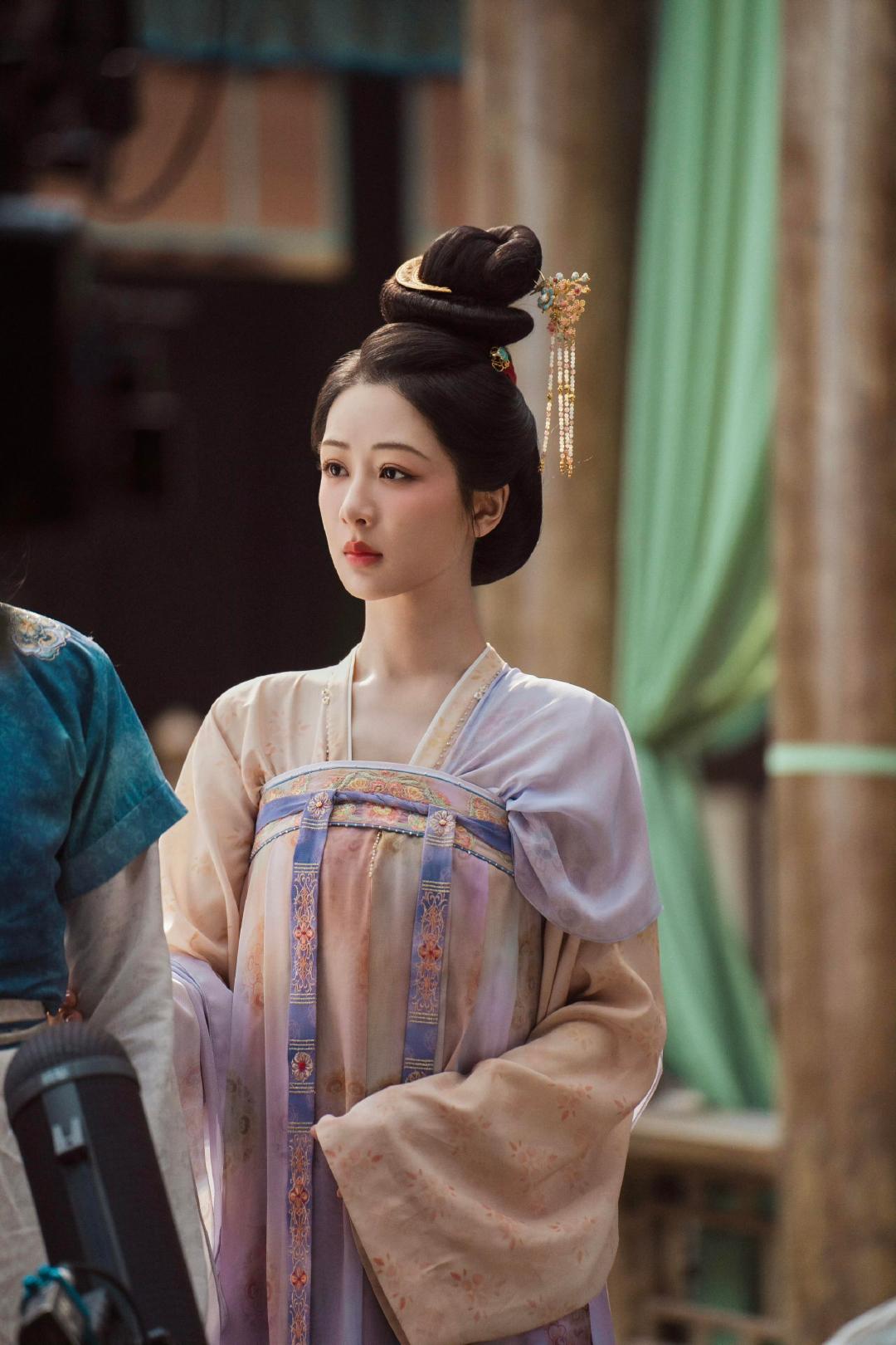 杨紫用作品证明实力派永远有市场杨紫永远只在演好每一部戏一路坚持一路沉淀，杨紫不靠
