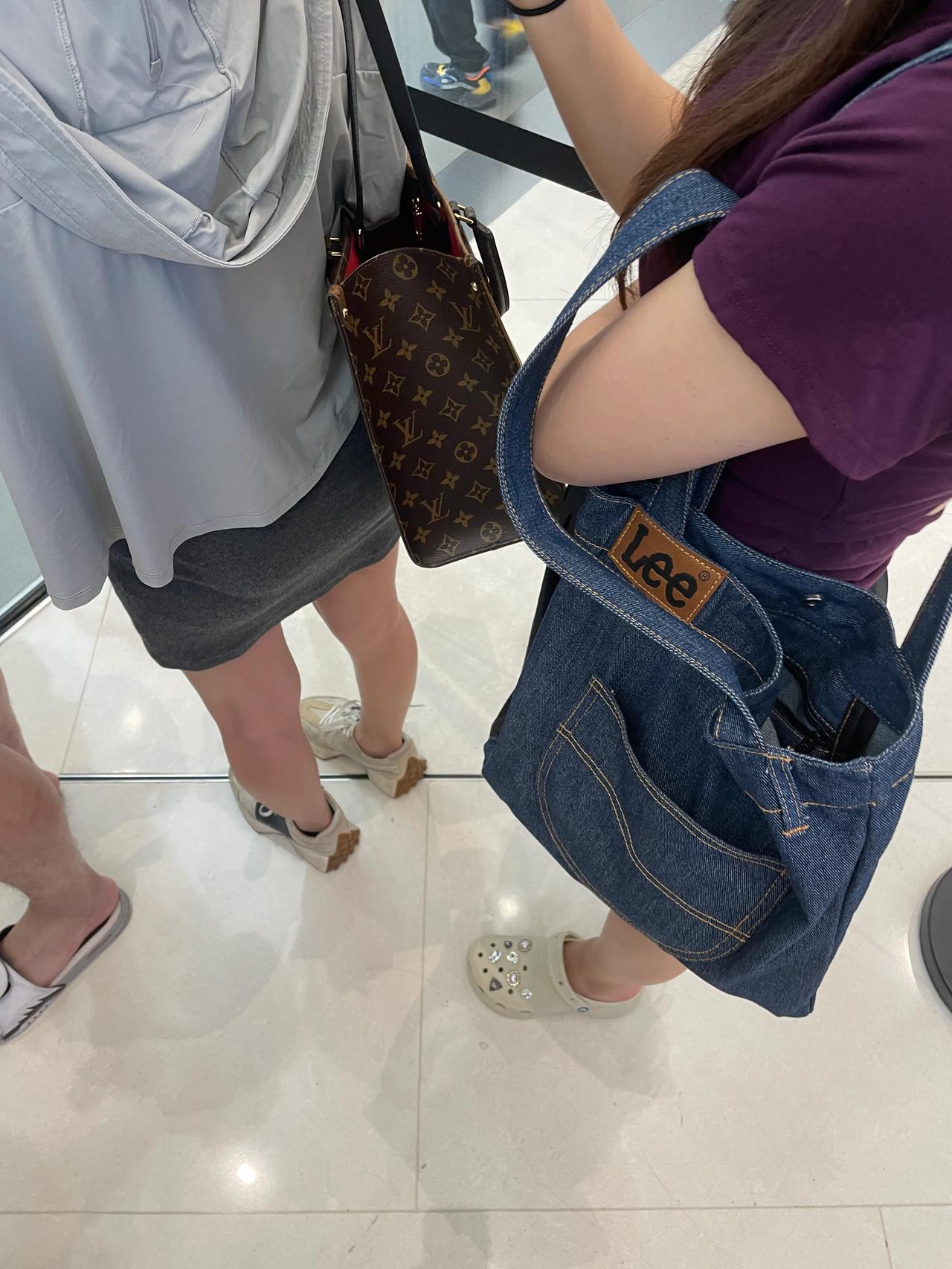 果然iPhone的受众参差不齐啊！周末去线下AppleStore取货，前面排队的