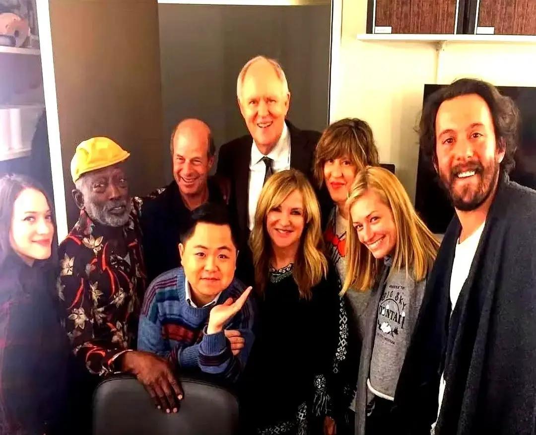 《破产姐妹》大结局根本没红毯撕裙。

正片里卡洛琳穿西装剪彩，镜头停在两人相视而