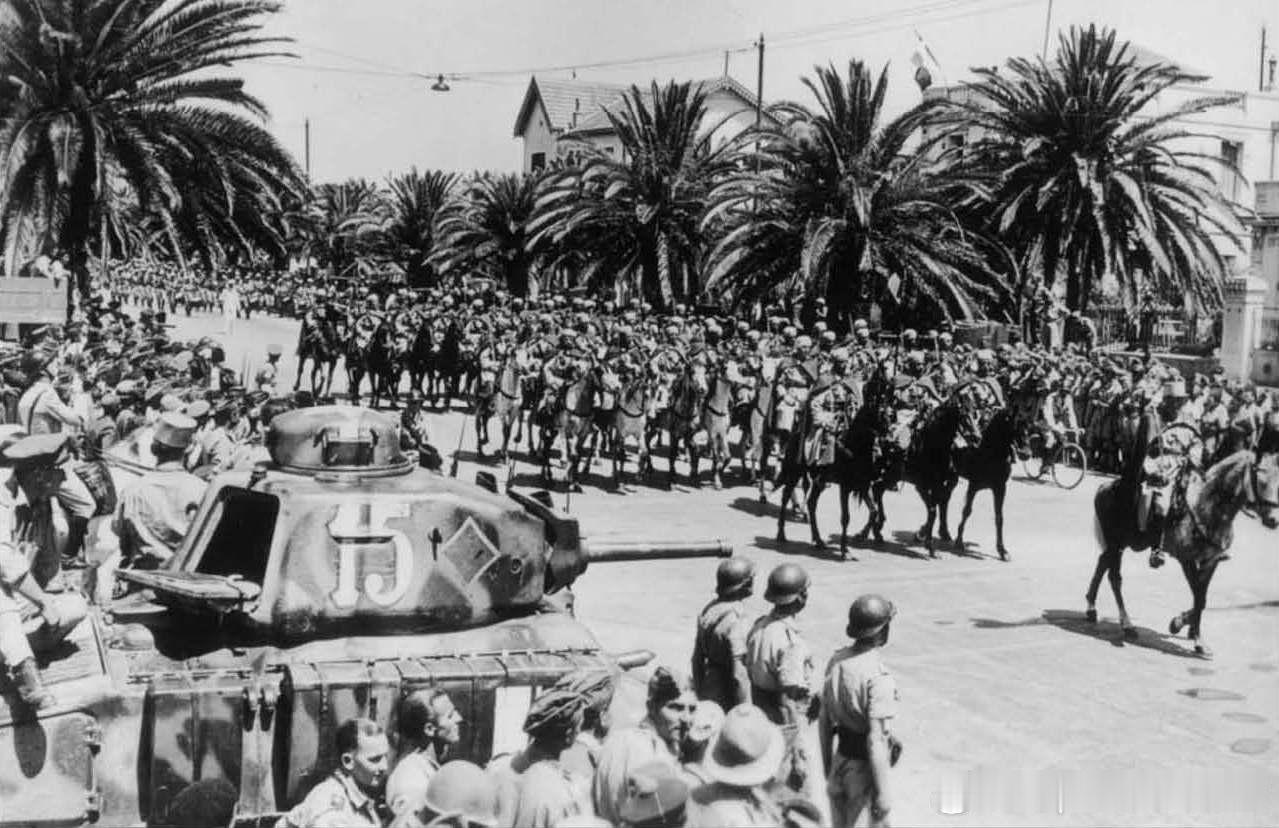 1943年6月盟军突尼斯战役胜利阅兵，最前是法军骑兵，左面是Somua S35坦