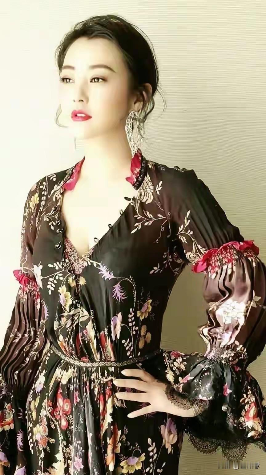 别人吼不住的衣服，穿到大美女郝蕾身上，那叫做飒[奸笑]
