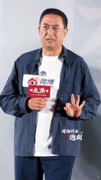 张嘉益五旬老舅豁出去了电视剧主角谁能想到张嘉益演的老舅追剧团这么拼！一脸茫然还硬