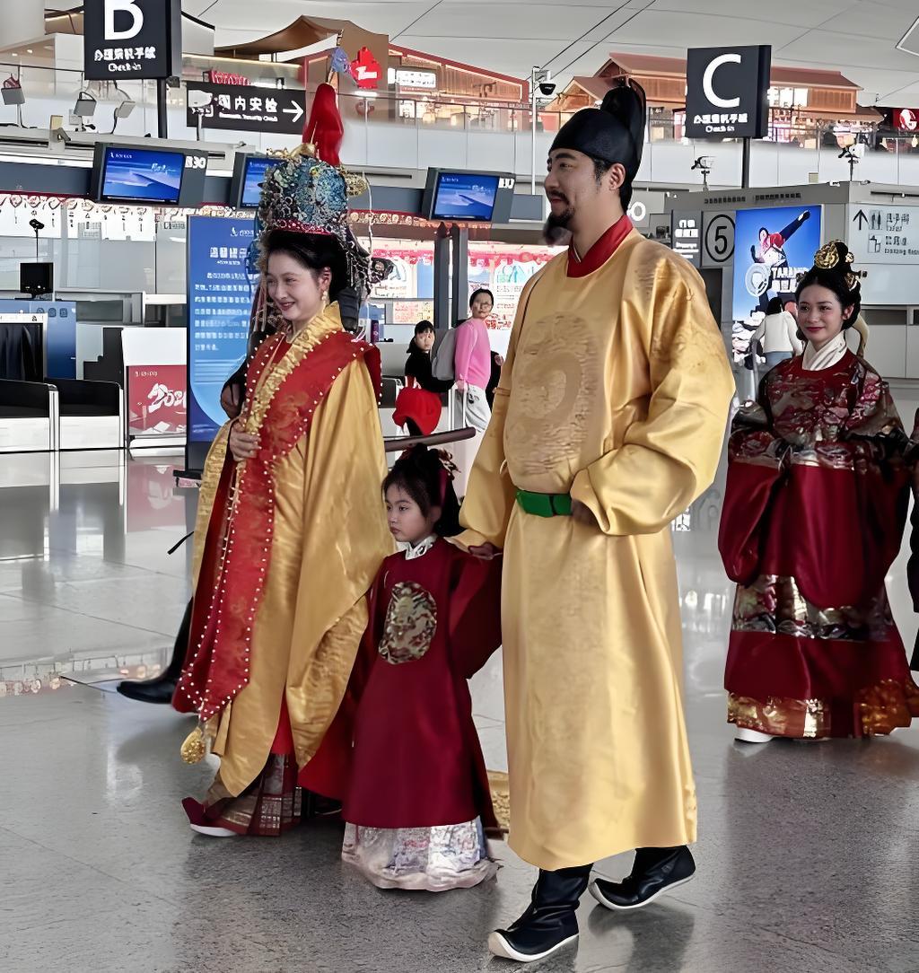 终于东风压倒X风，有章服之美，谓之华，有礼义之大，谓之夏，汉服从民间再次走向国际