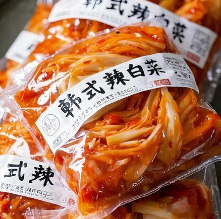 现在还有个挺可笑的事情了。你说，开盘我们跟着美股那边走，这可以理解。毕竟是全球标