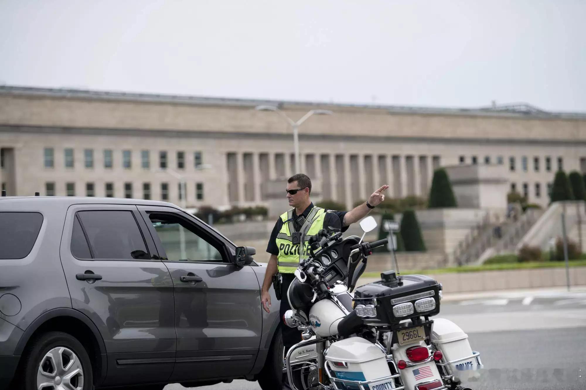 美国国防部22日突然宣布美国海军部长约翰·费伦“即刻离职”，但未说明具体原因。媒