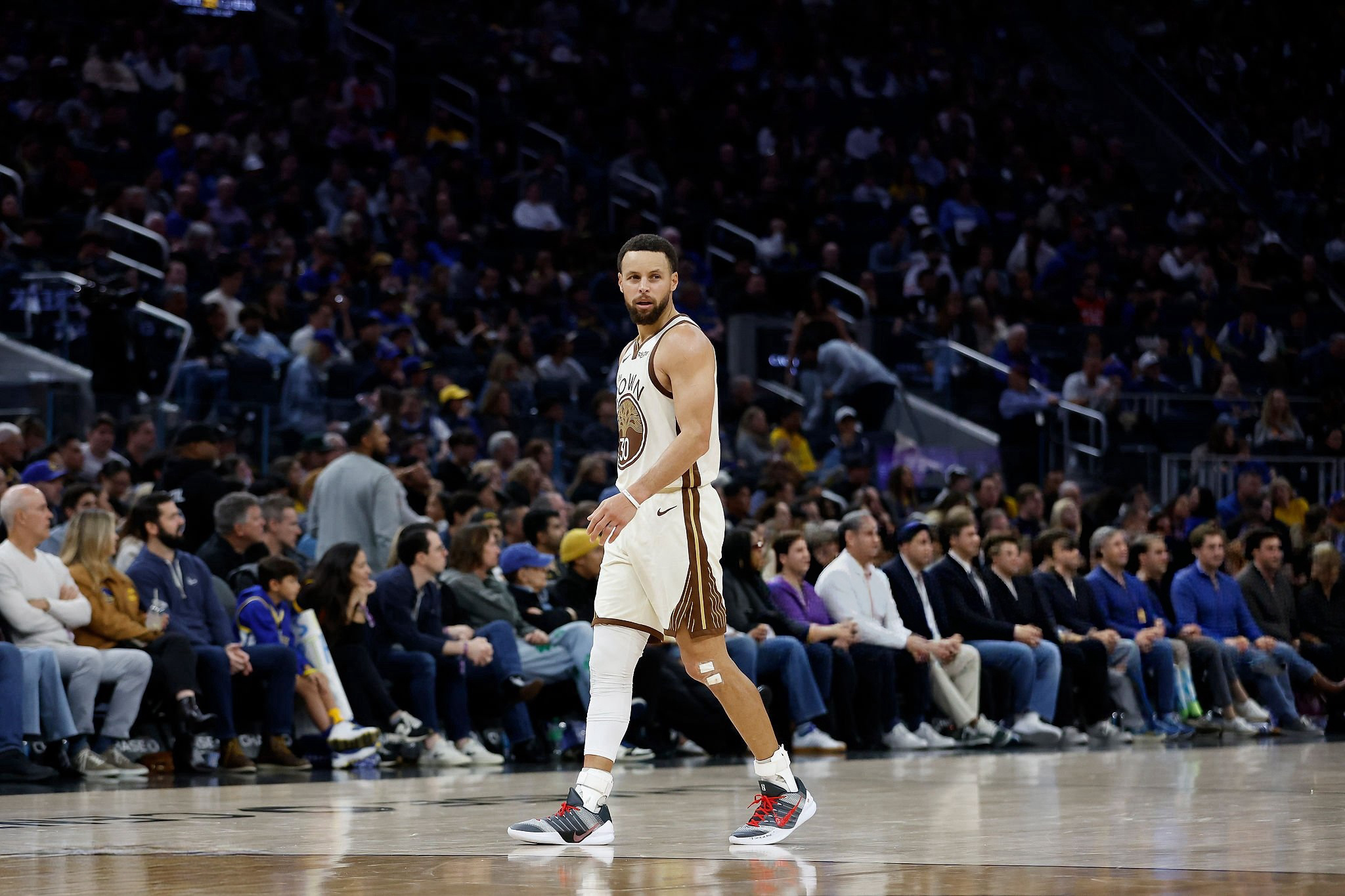 管它是现在或未来我陪着你走所有人退后的时候我在你身后晚安斯蒂芬库里