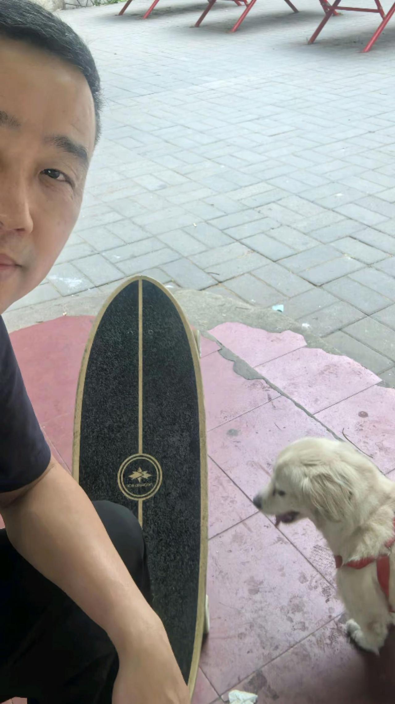 带上我家仔仔，打开音乐，每天早晨从滑板开始。