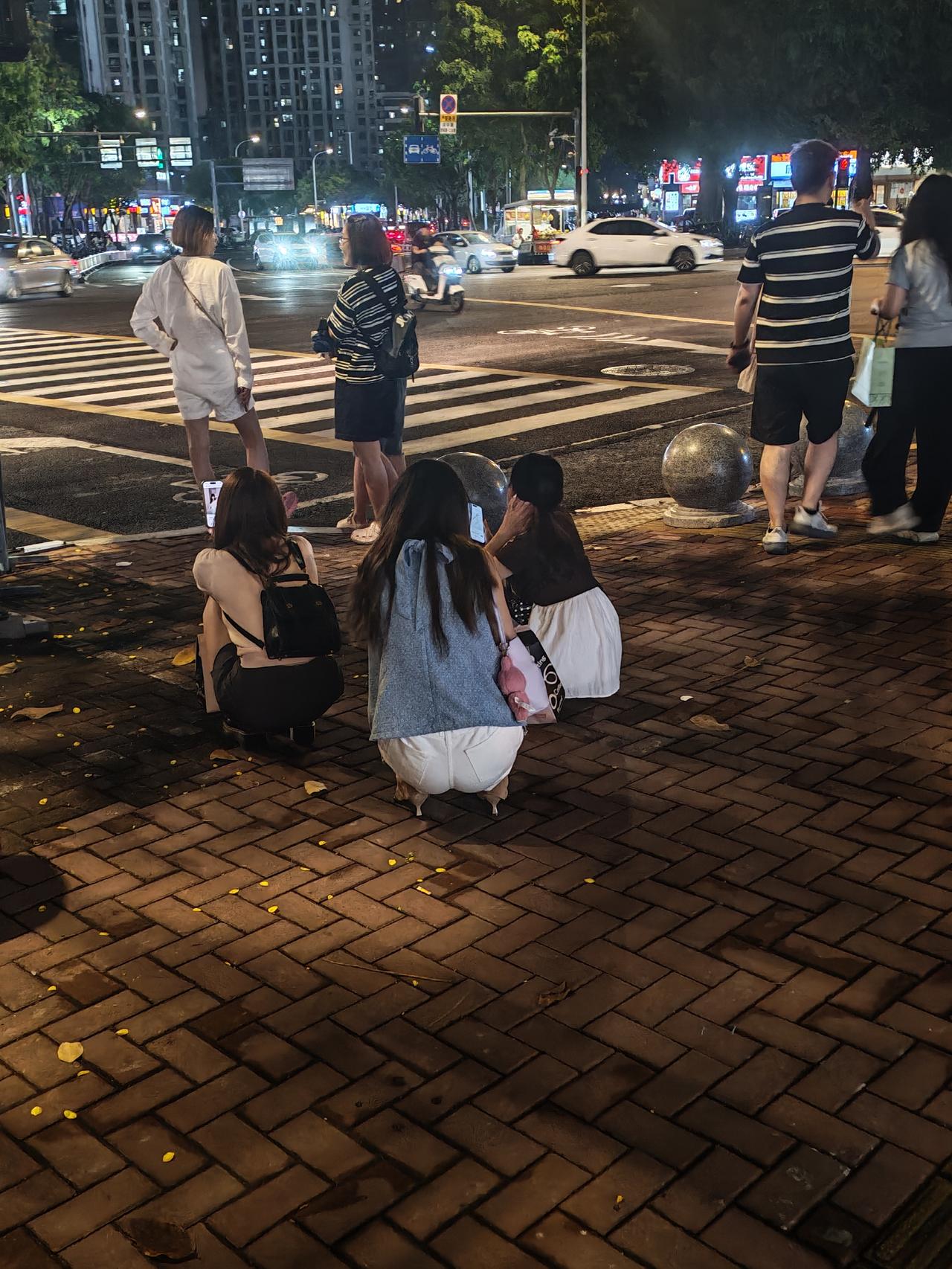 美丽的风景线，蹲姿