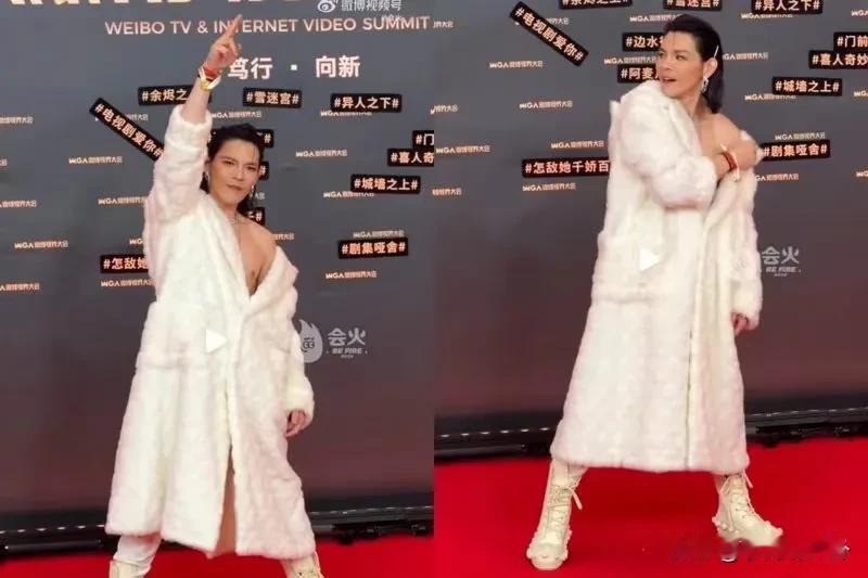 向左的露背装。是跟向太借的吗？简直笑死人了，哈哈哈哈。
#向佐# #向佐红毯女装