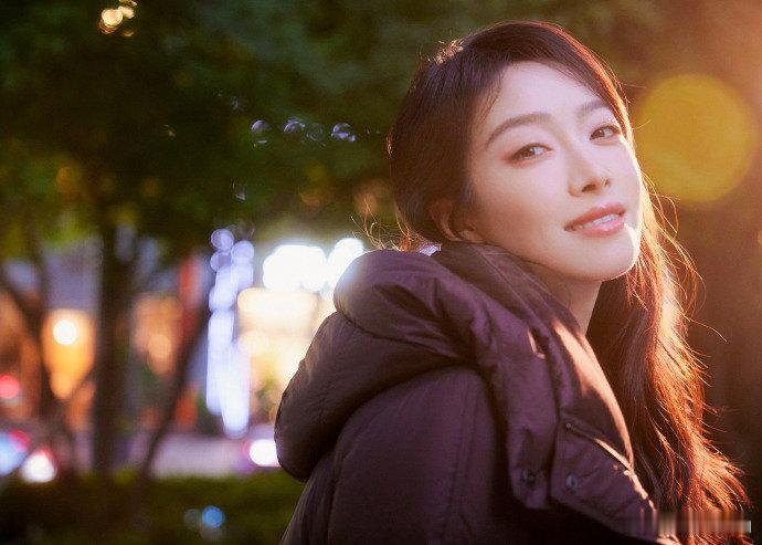 不知道的以为宋茜又有职场剧上新了 宋茜的职场造型太有代入感了！穿浅色系套装，说话