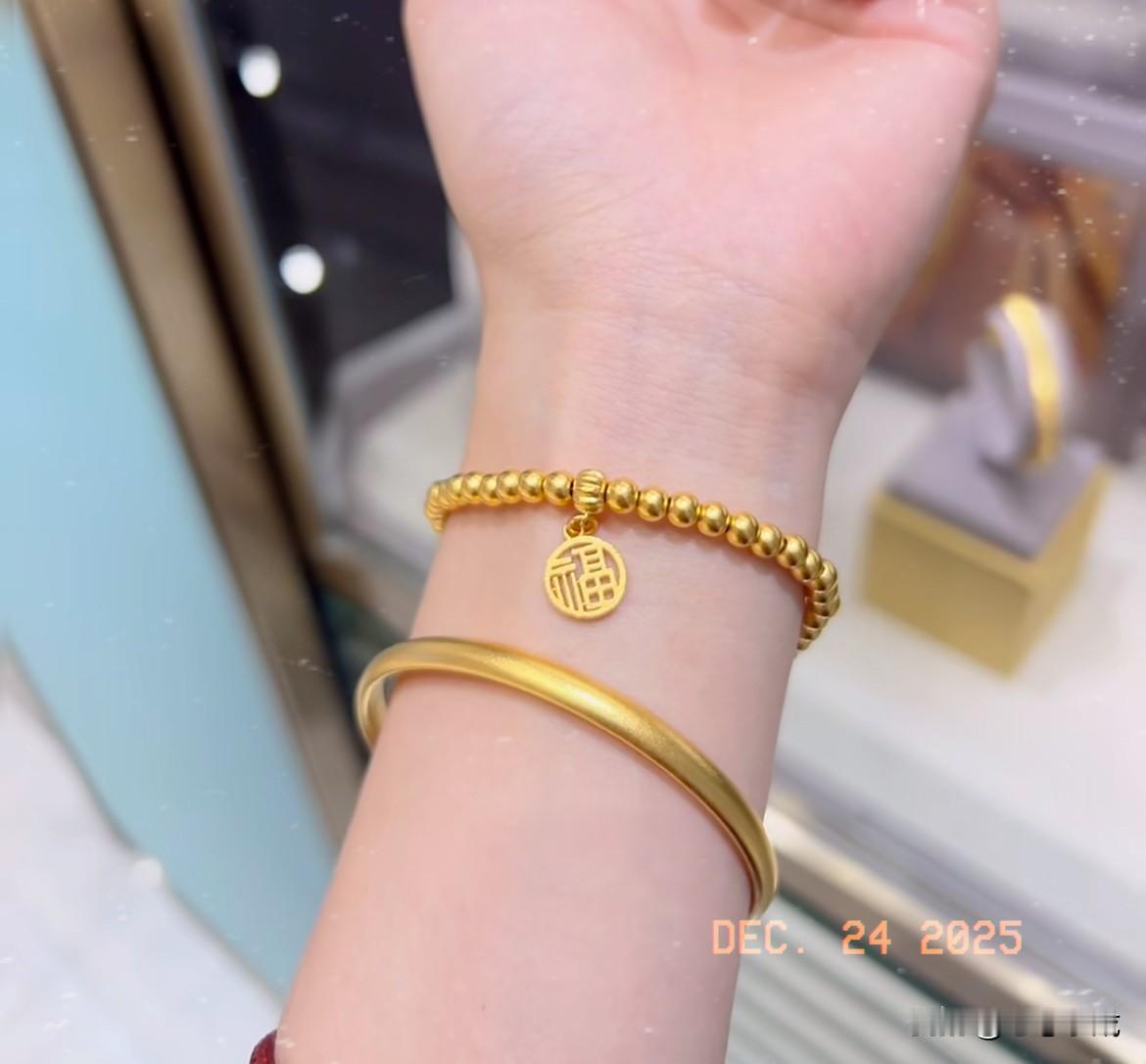 武汉凿墙偷金店的新闻还没凉，
赣州又曝金镯被抢，
这阵子黄金相关的糟心事也太密集