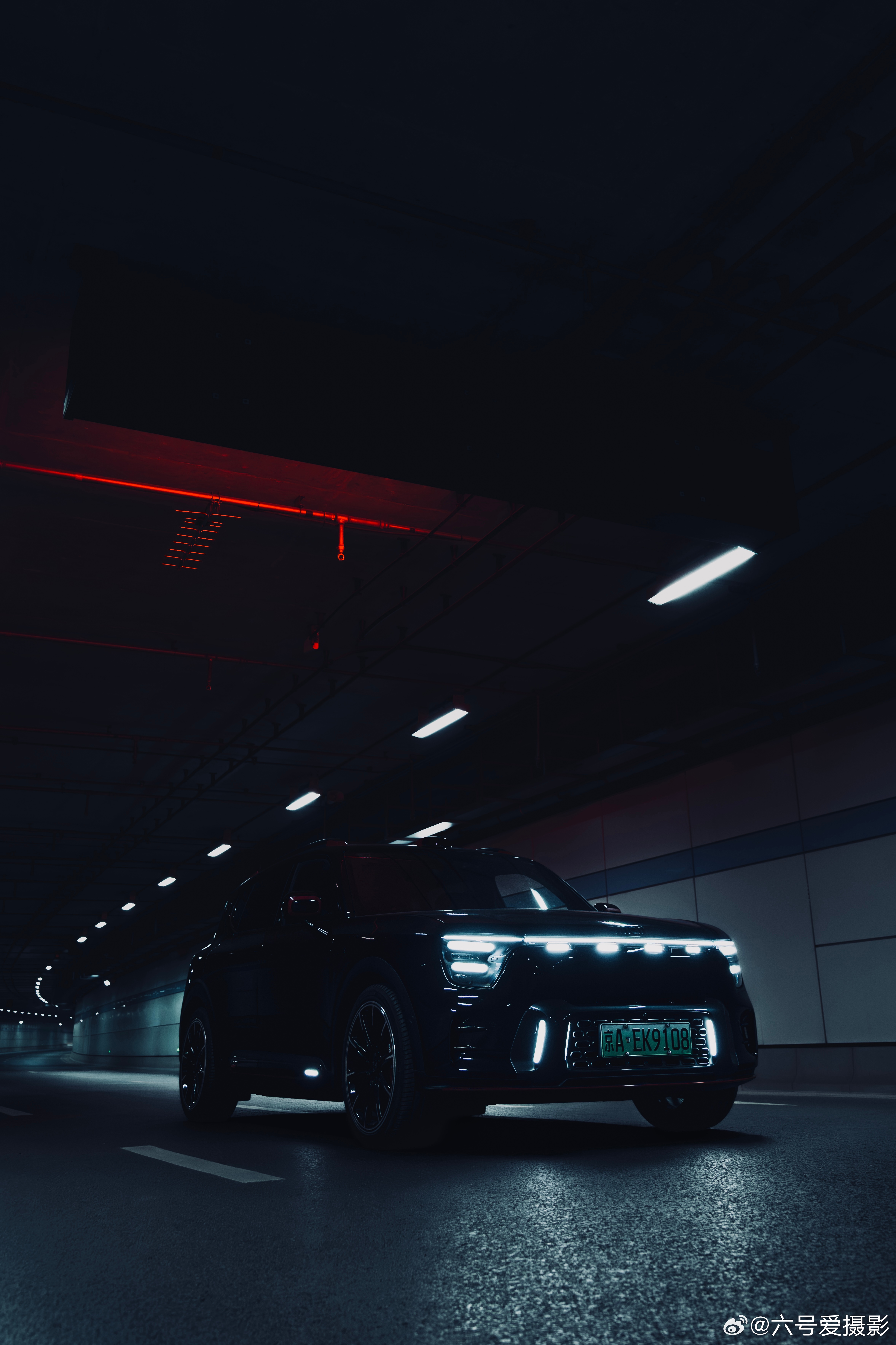 在封闭的隧道里，红色是唯一的变量。它不是简单的点缀，而是巴博斯性能基因的视觉外化