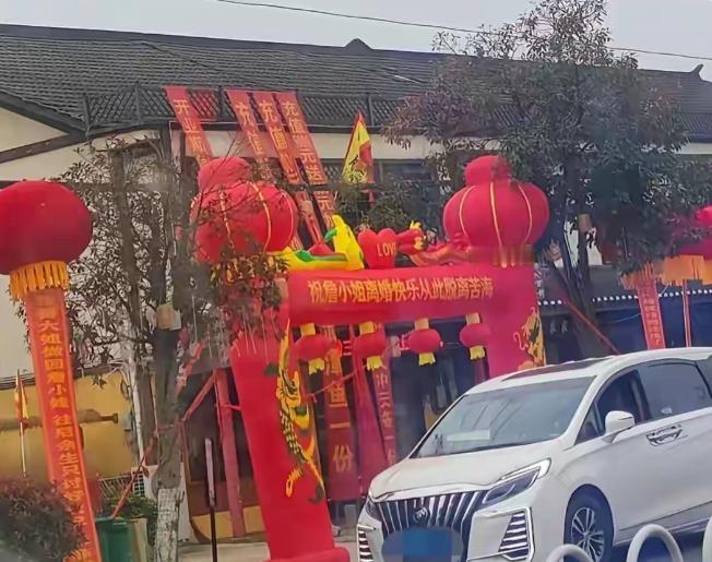 这一下全国都知道了，湖南益阳一女子离婚，朋友高兴坏了，执意要庆祝一下，可当女子到