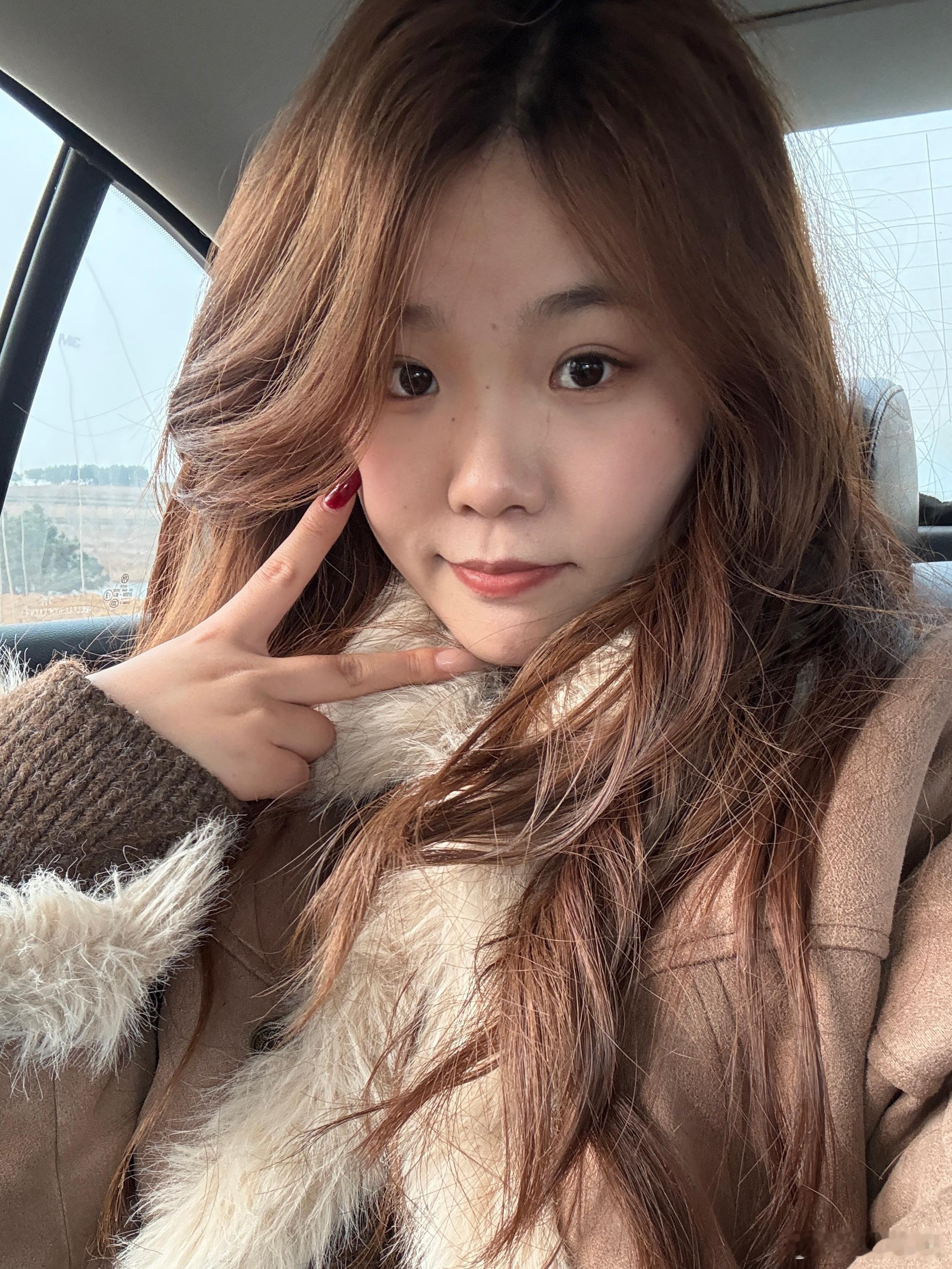 沙溢丝啊，前脚刚到家，后脚开车电瓶就坏了。俺爹在前边给我修车，我在后座畏畏缩缩。