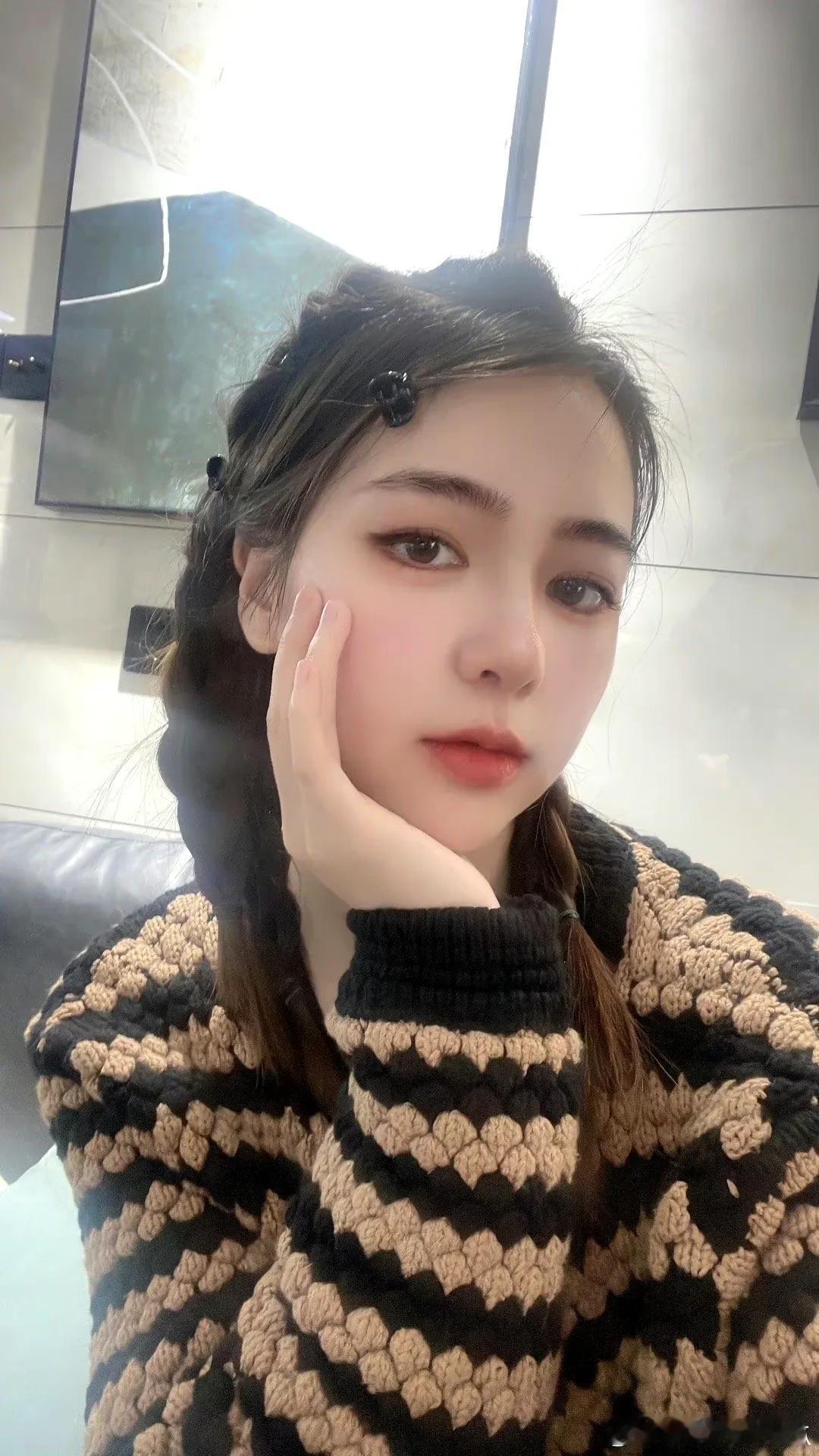 大杨嫂气质挺端庄温婉的，完全不像是做得出网传那些事的人，况且她和卢根本就不是同学