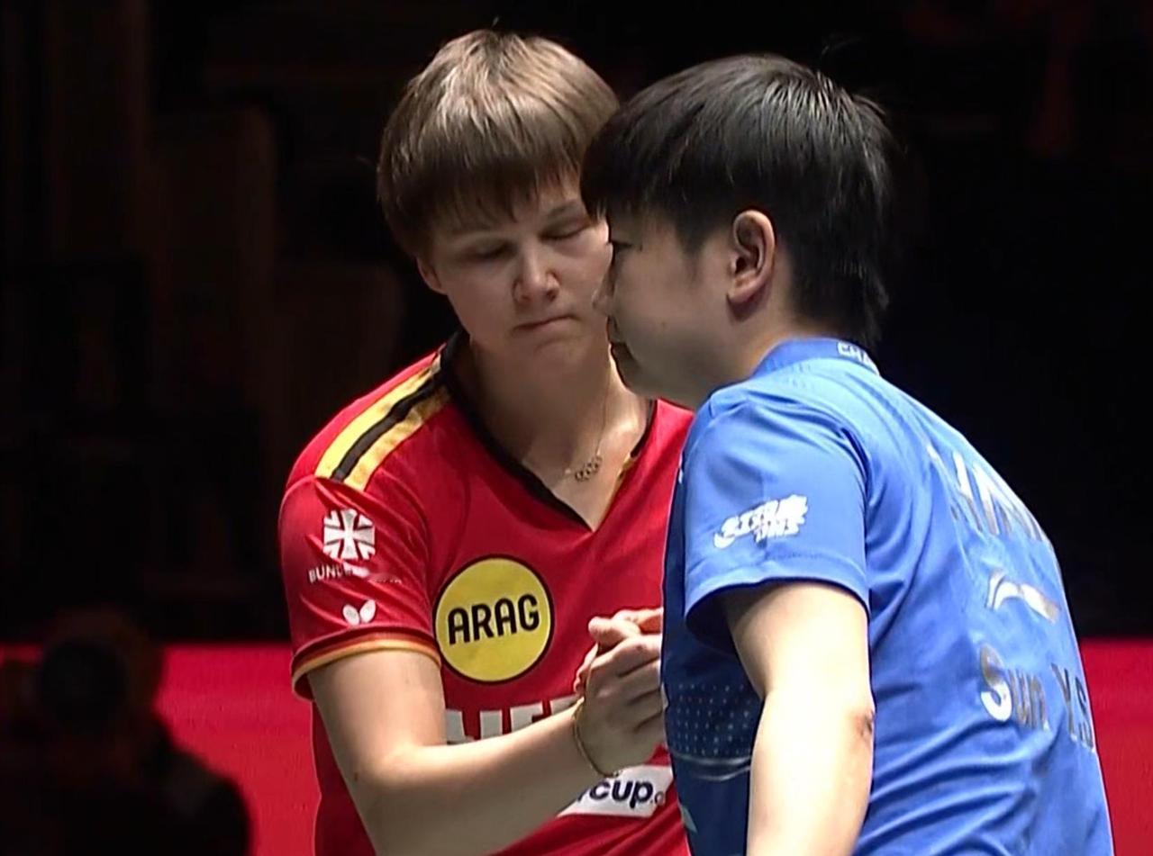 【孙颖莎硬碰硬，横扫德国的米特兰姆】混团打得德国的第二盘，孙颖莎出战尼娜·米特兰