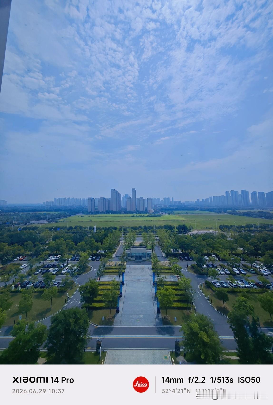 登上八楼高处，第一次以这个开阔视角俯瞰襄阳东津一角。

澄澈蓝天铺满细碎云朵，视