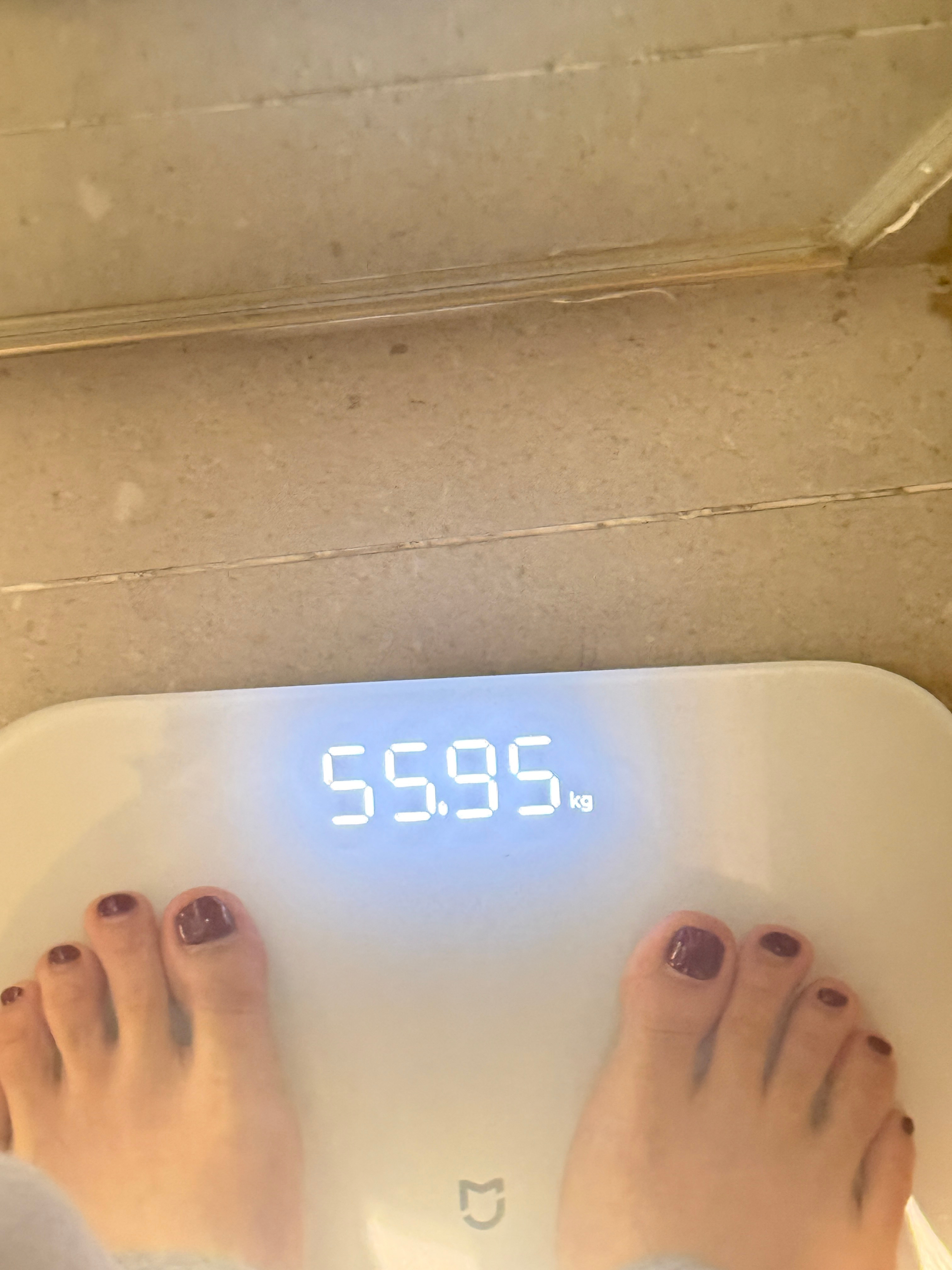 趁球宝午睡来做了个脸做完下楼看到地上摆了两个体重秤我鬼使神差就上去了他们家秤子应