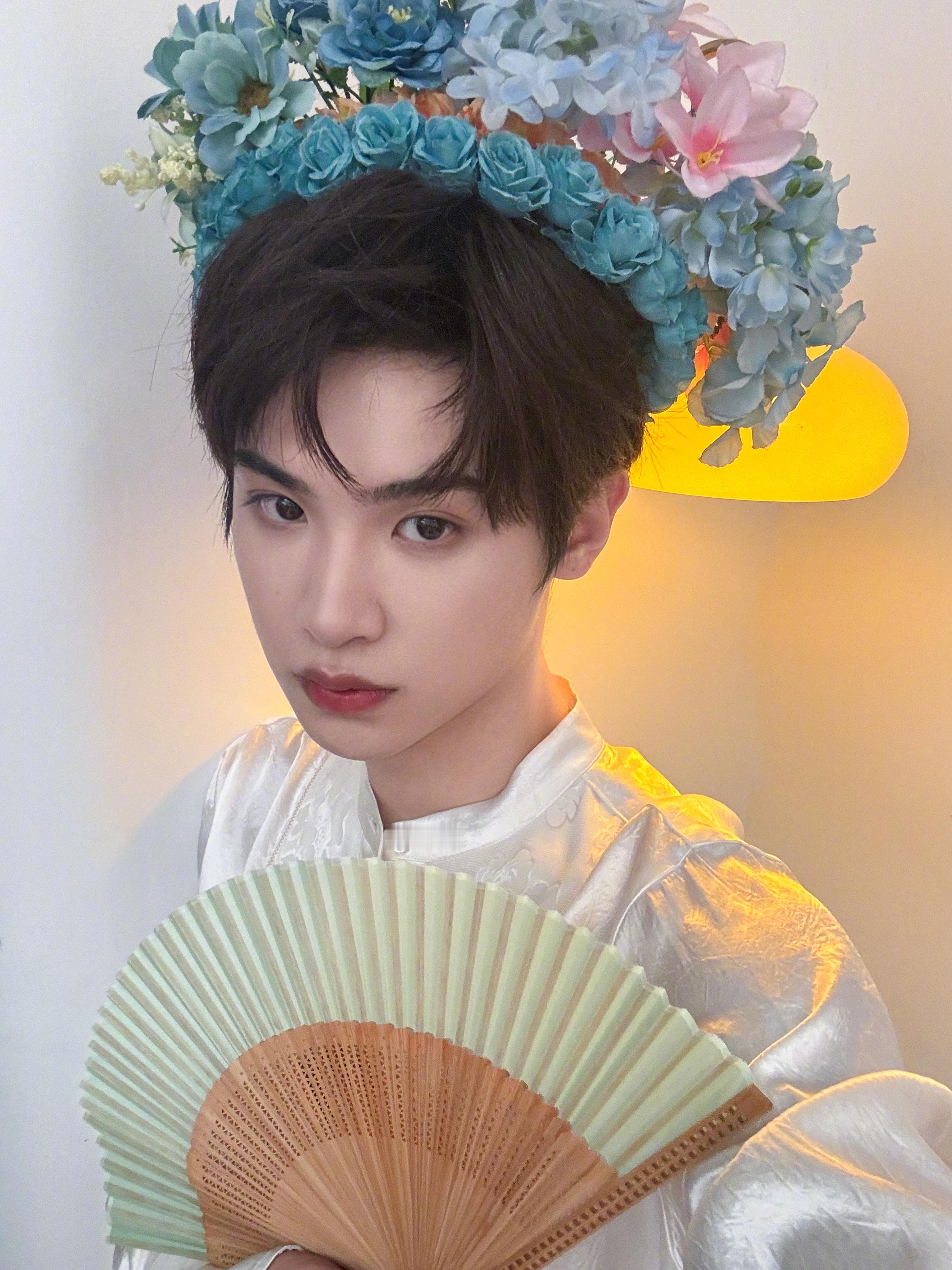 #黄明昊终于簪花了##非遗簪花终于轮到黄明昊#非遗簪花终于轮到黄明昊了！蓝色系的