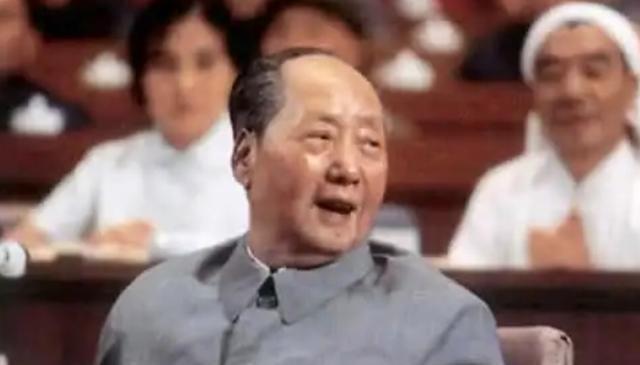 1981年，有人想动手否定毛主席，胡乔木提出不再称“毛主席”，改叫“毛泽东”，但