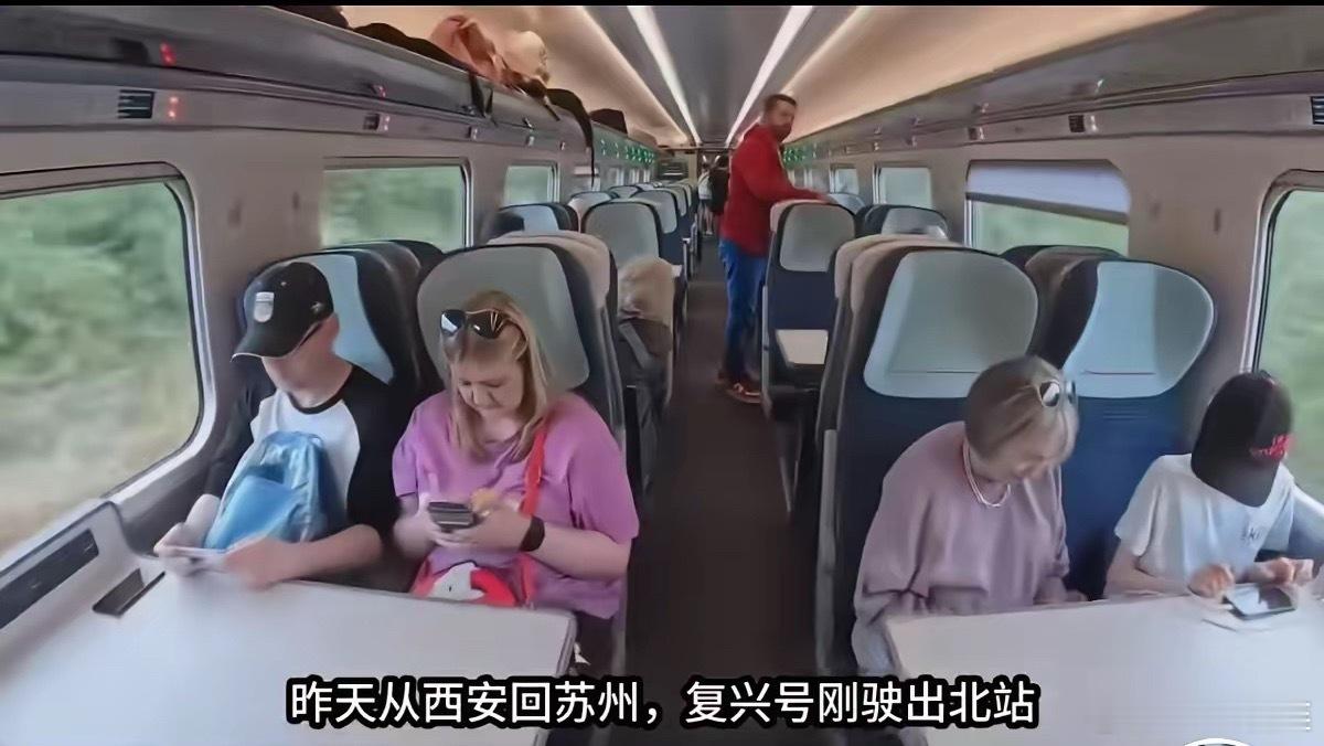 最近G365次列车突然火了，不是修铁路，而是外籍旅客挤爆了车厢。有人笑称：这趟车