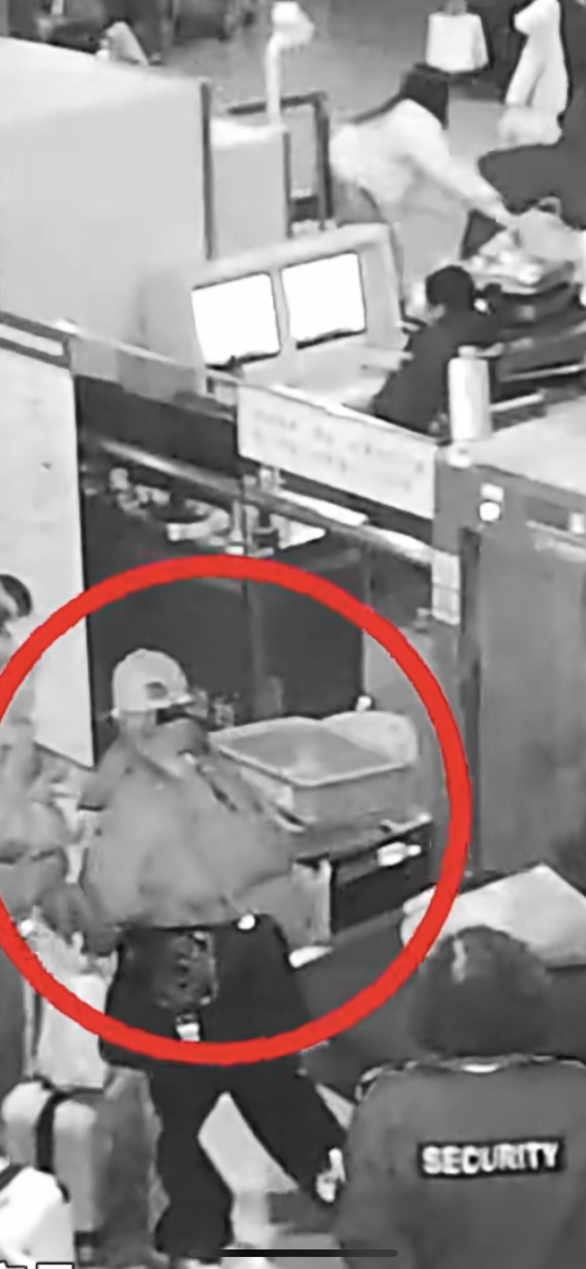 2月22日湖北宜昌，女子过安检忘拿包，七千多块生活费落车站。民警找到包后果断将钱