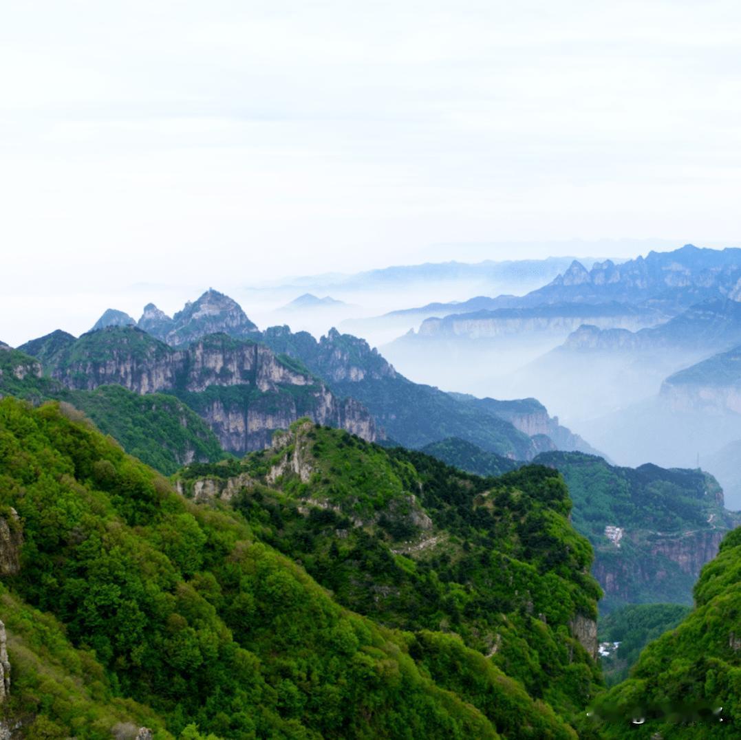 《自    嘲》

碌碌浅才薄，
浮沉志犹欢。
胸中无芥蒂，
心上有云山。
不逐