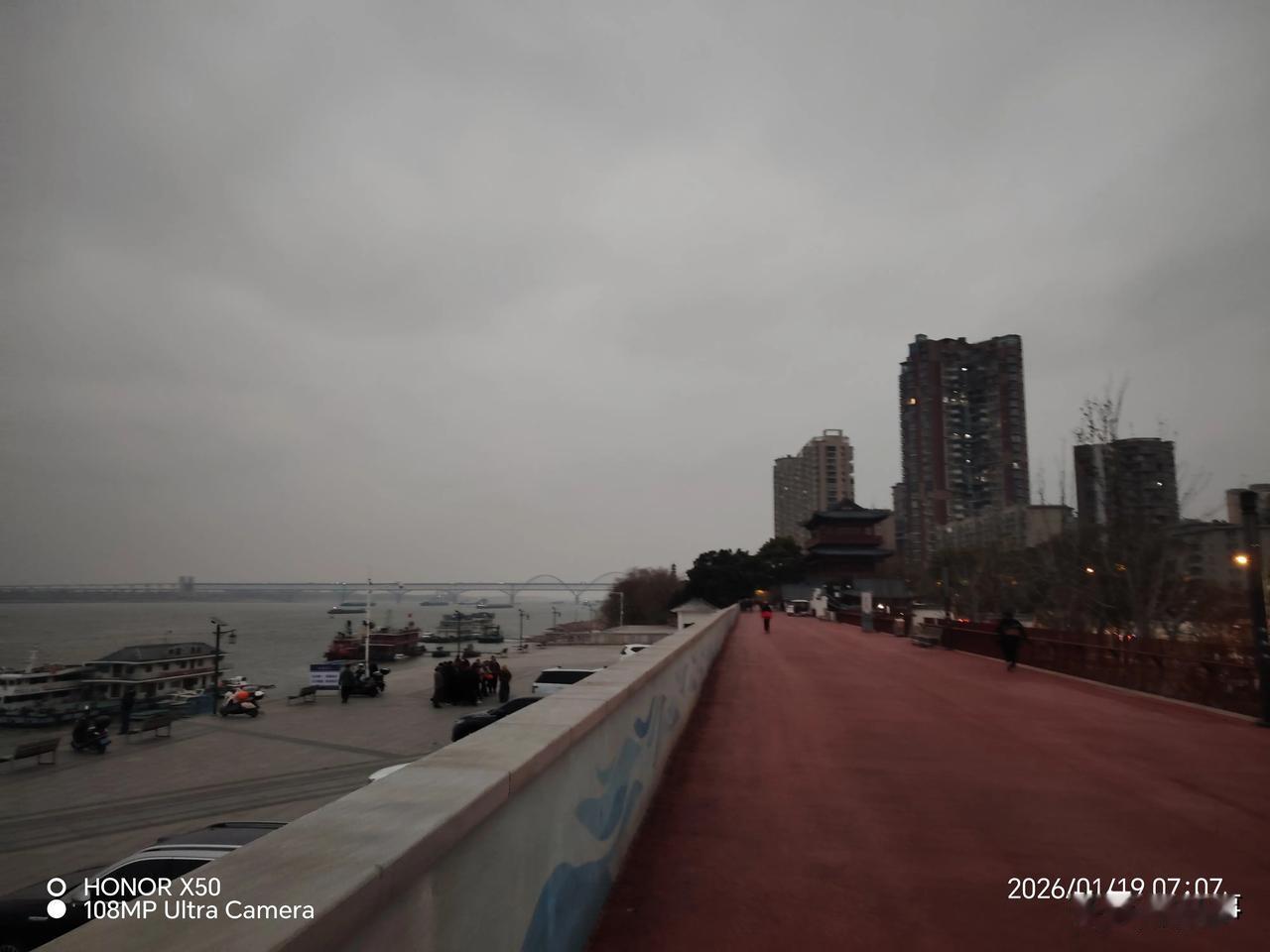 晒图笔记大赛2026年1月19日长江岸边晨练冬泳爱好者准备活动