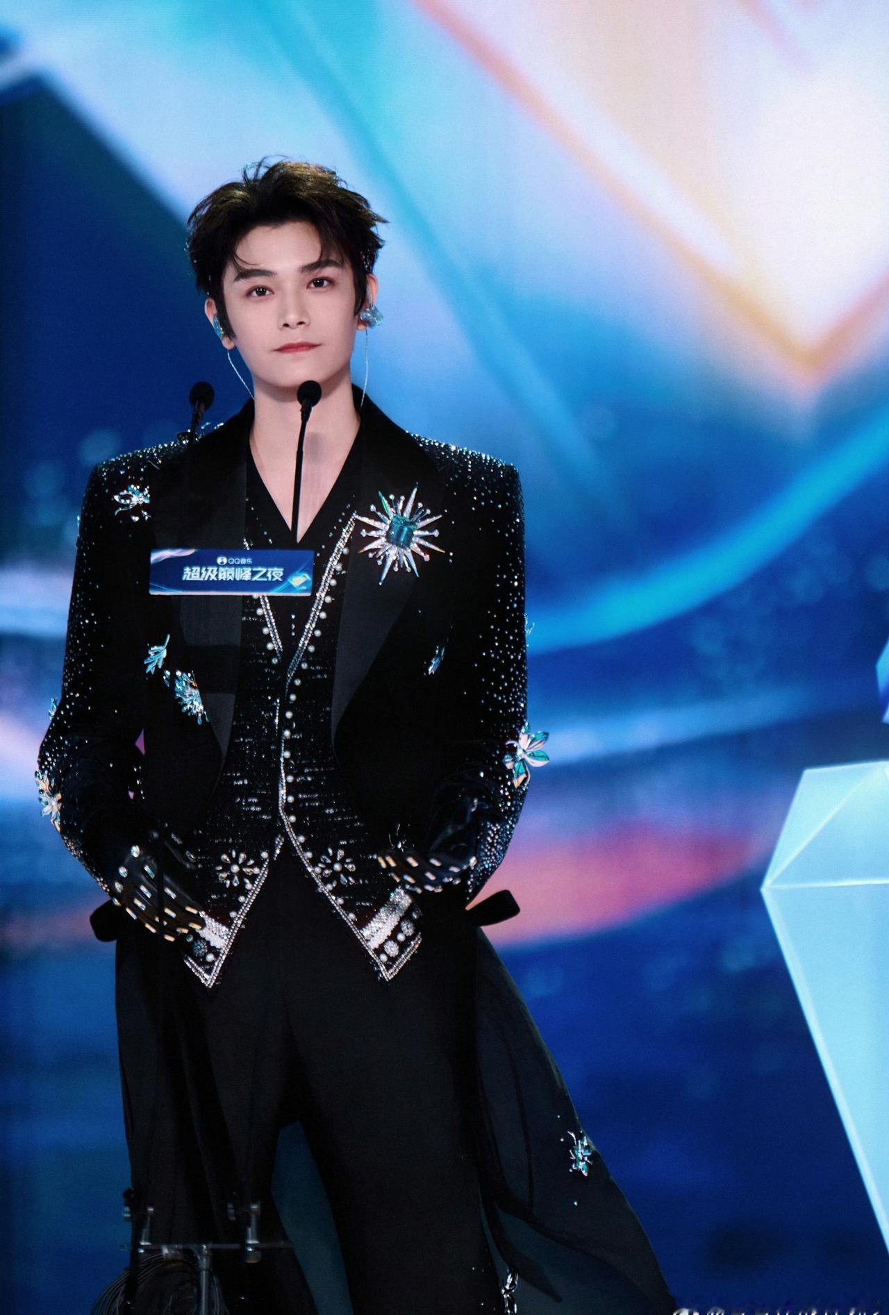 dyx﻿丁禹兮赵皑 

从此他头上有伞，无所惧怕，身侧恍惚如海啸，背后大棠创盛世