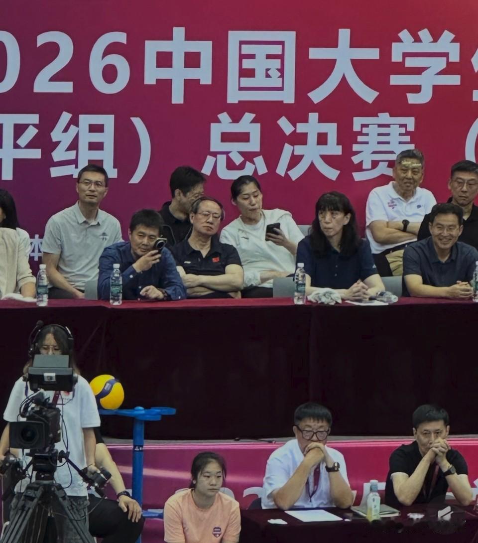 赖亚文“下沉一线”观战全国大学生男排联赛总决赛，北京排协会长曾春蕾和排管中心副主