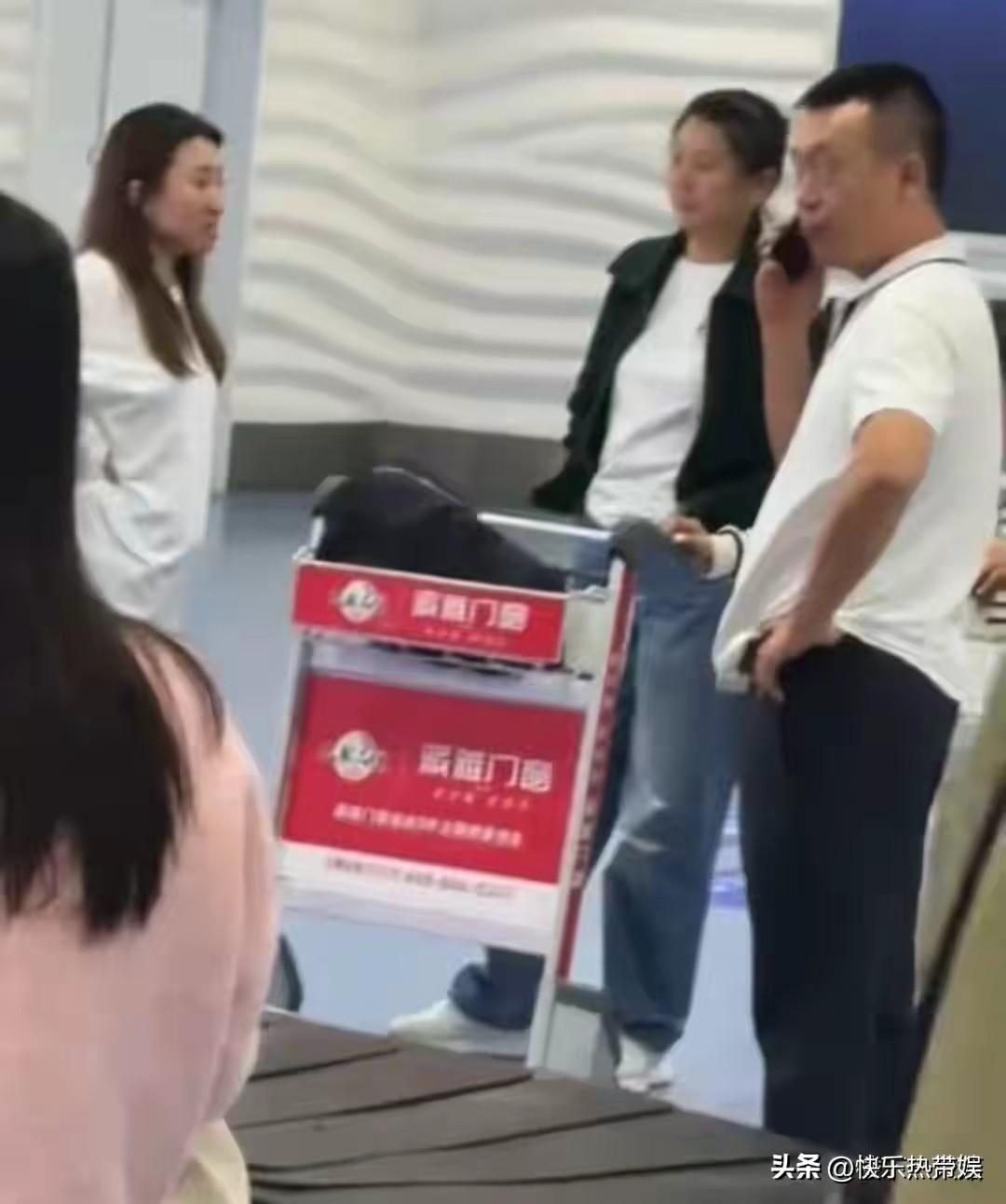 还是很佩服闫学晶这心态的
都这个时候了还有心情度假呢，换做别人暂时不会出门了
果