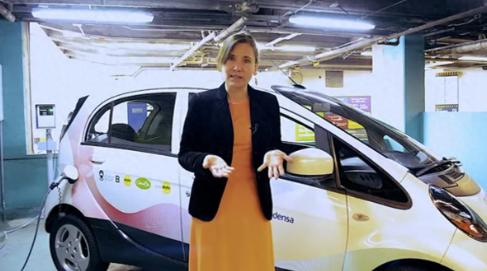 【因情生恨？英女商人用毒巧克力杀情人之女，潜逃后拒引渡】英媒报道，54岁英国女商