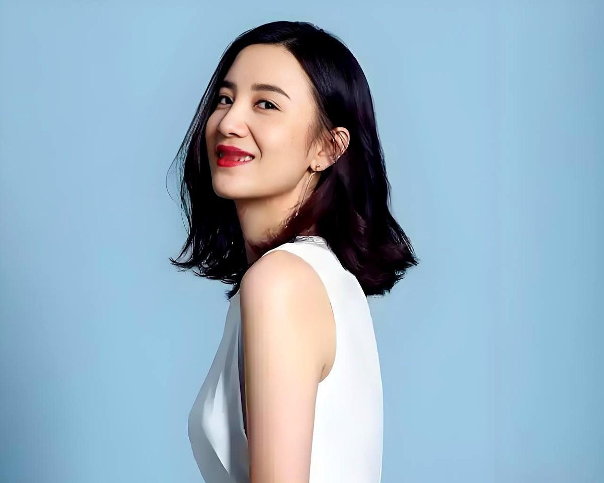 宋佳45岁还能被工作人员夸像20出头，这状态确实能打。不过得纠正个错，她没拿过第