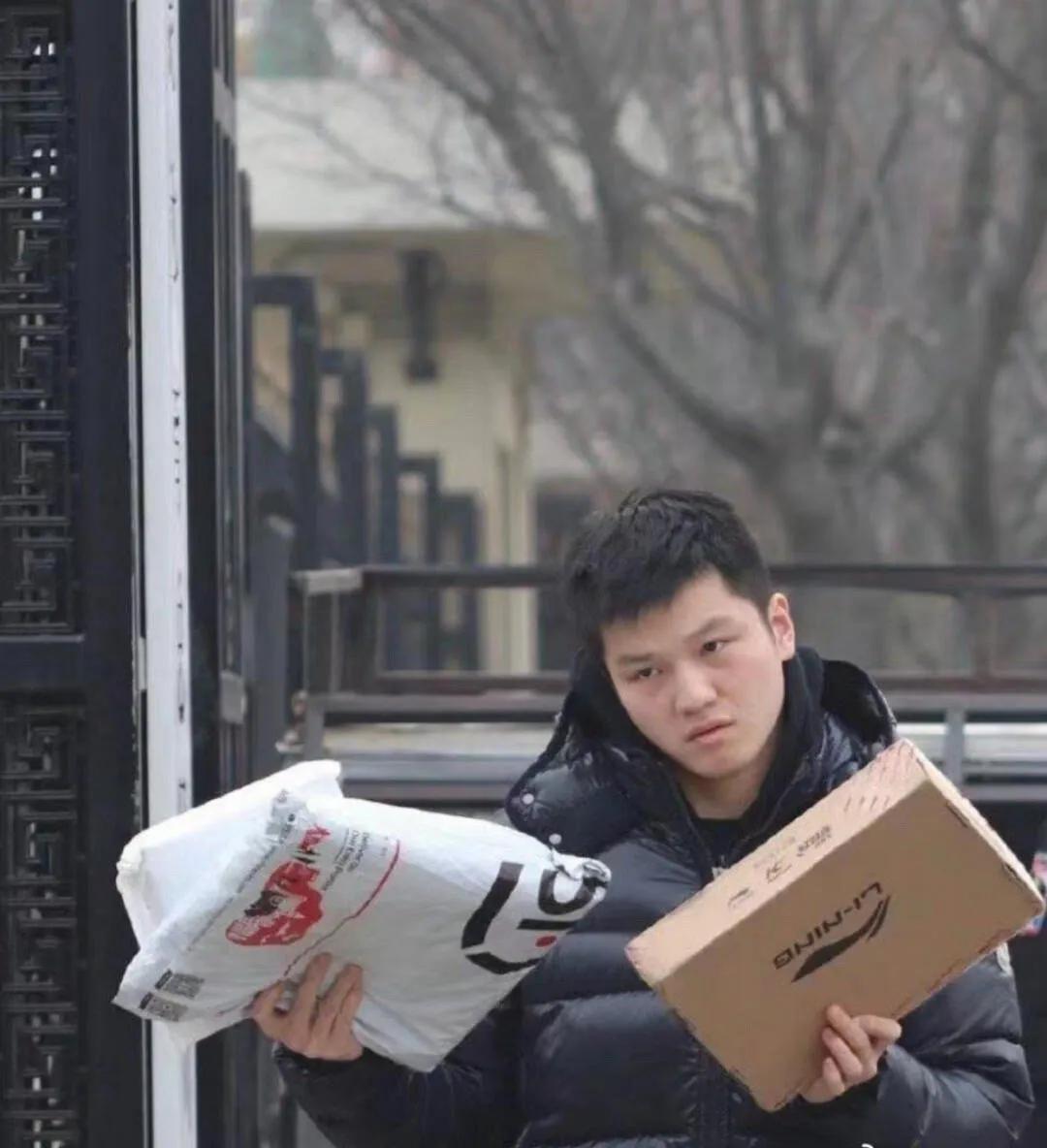 樊振东取快递这表情，是在演你吗？[呲牙]嗯？这是啥？啥时候买的这个东西？怎么我没