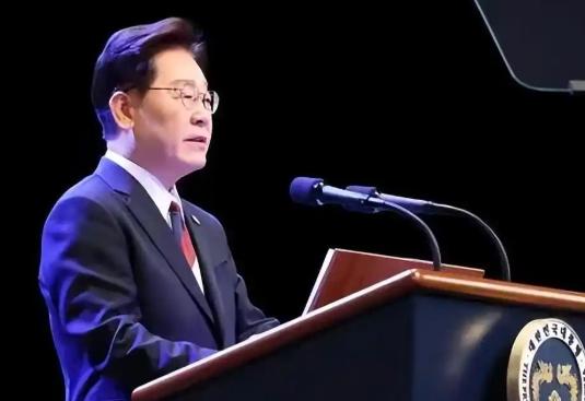 李在明宣告了！
在韩国光复日，他重磅表态：所有亲日反民族者，包括后代财产全部追缴
